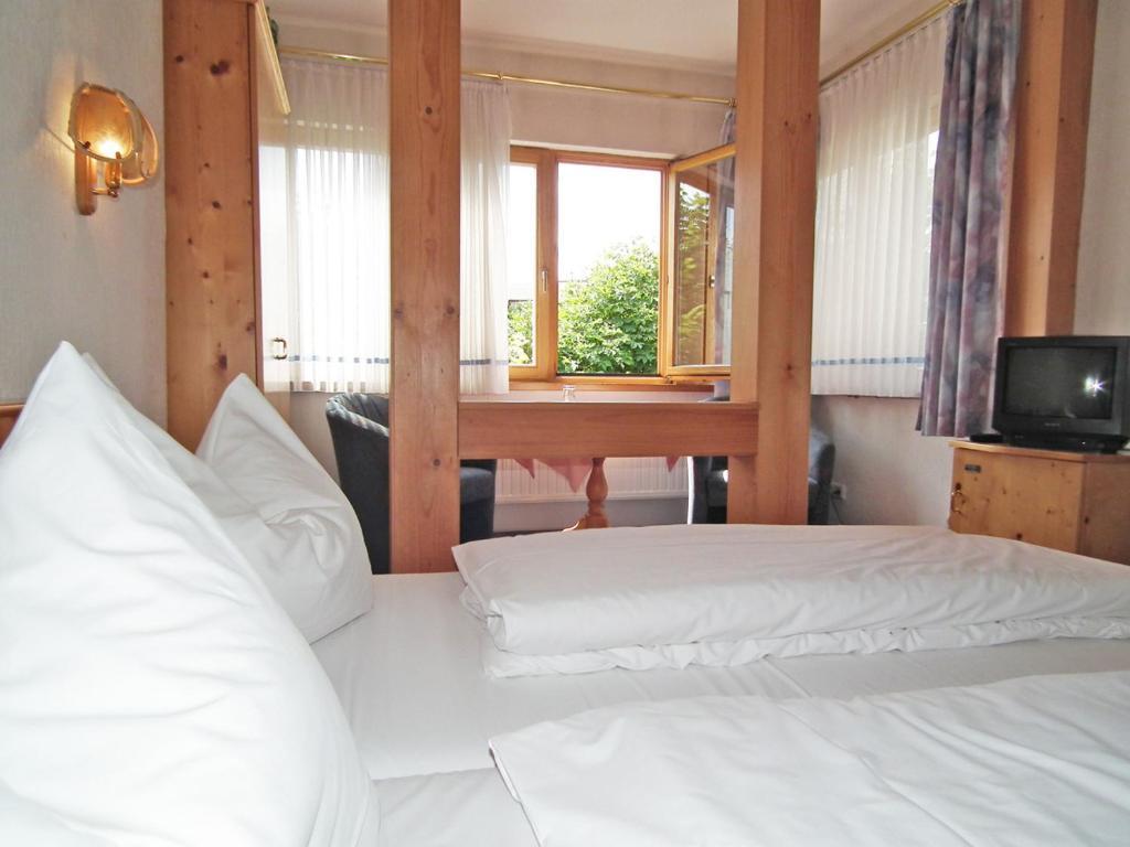 Gasthaus & Hotel Zur Linde Friedrichroda Habitación foto